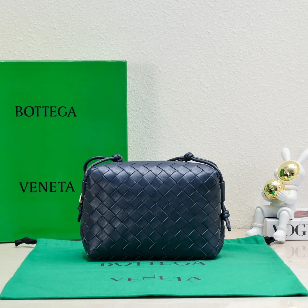 Batch 1260 B's new large Loop camera bag is here🔥Classic woven logo✅ The bag body is made of selected original sheepskin. The texture is soft and waxy. The simple square body is classic and versatile. The interior design is very practical. It has a lot of space and has an adjustable iconic leather drawstring. It can be said to be both elegant and practical. The design is very simple and elegant, with a kind of literary retro style. Size 22x15x8, model: 6684#